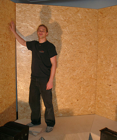 Björn König lehnt an einer HOERSPIEL-Stellwand