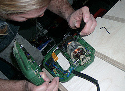 Björn reperariert die Stichsäge