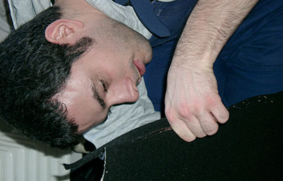 Tobias schneidet den Teppich zu