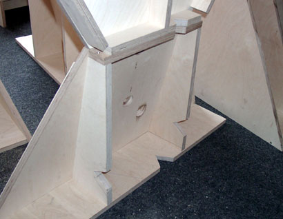 Kabelöffnungen in den Podesten